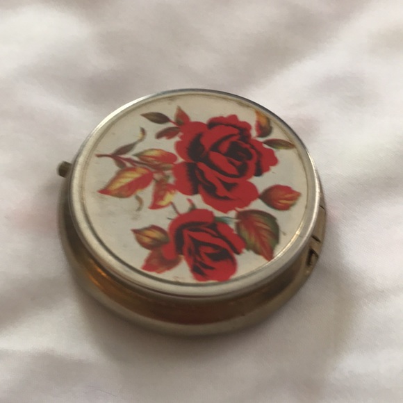 🌸NEW🌸 Vintage Pill Box - Picture 8 of 9